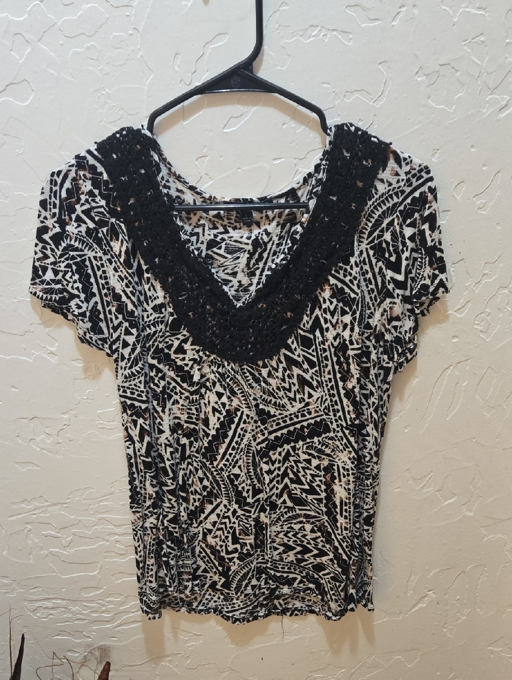 3/$10 Cable & Gauge Black and White Crochet V-Neck Short Sleeve Tee